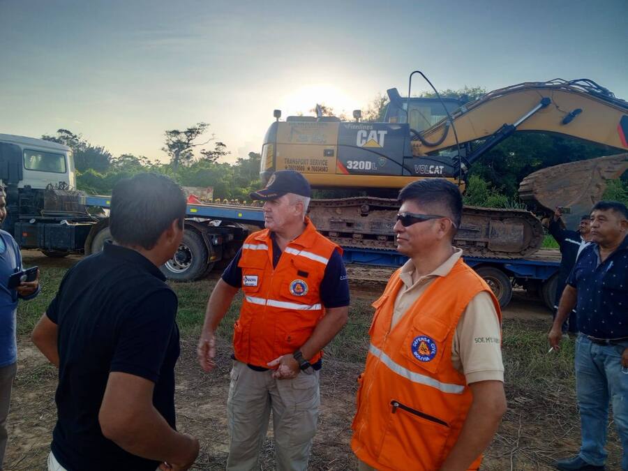 Refuerzan trabajos para la contención de desbordes en Pailón