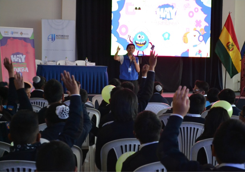Talleres de concientización en colegios sobre el uso de los videojuegos. Foto: AJ