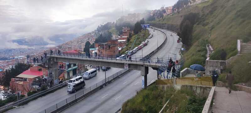 Policía garantiza libre transitabilidad en la Autopista ante paro de transporte en El Alto