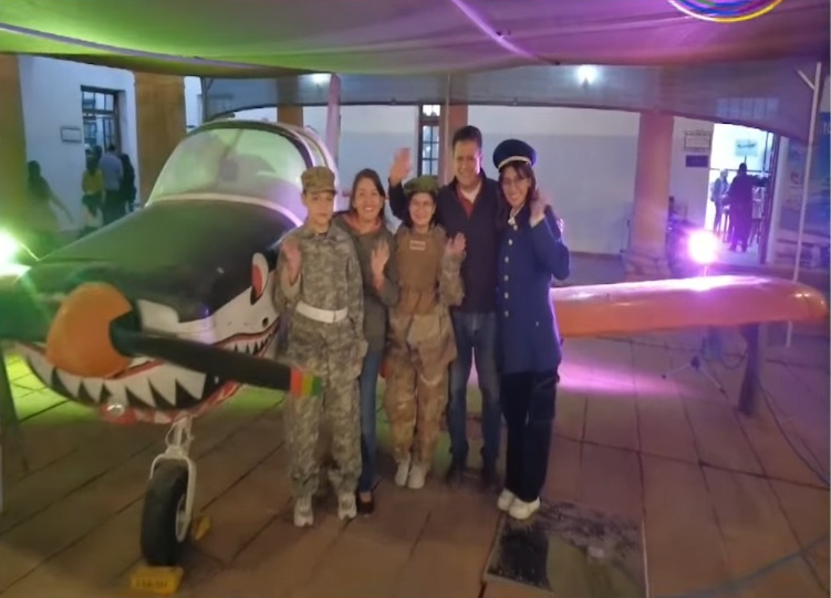 Servicio de fotografías en aeronaves, con uniformes el Ejército. Captura: Btv