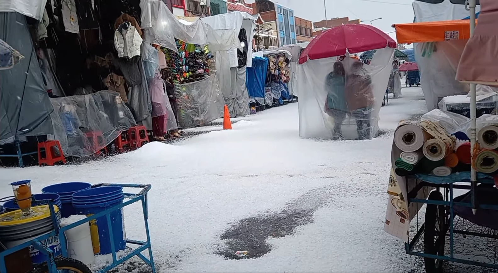 Granizo que cayó en la zona comercial 16 de Julio, El Alto. Captura: Gma DC