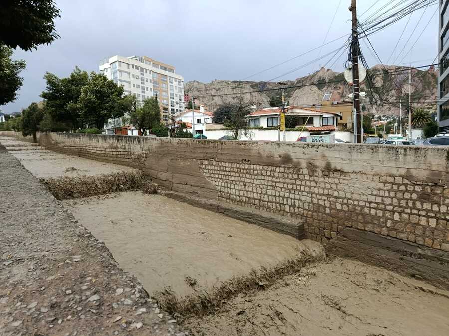 Lluvias y granizo generan incremento del caudal del río Huayñajahuira en La Paz