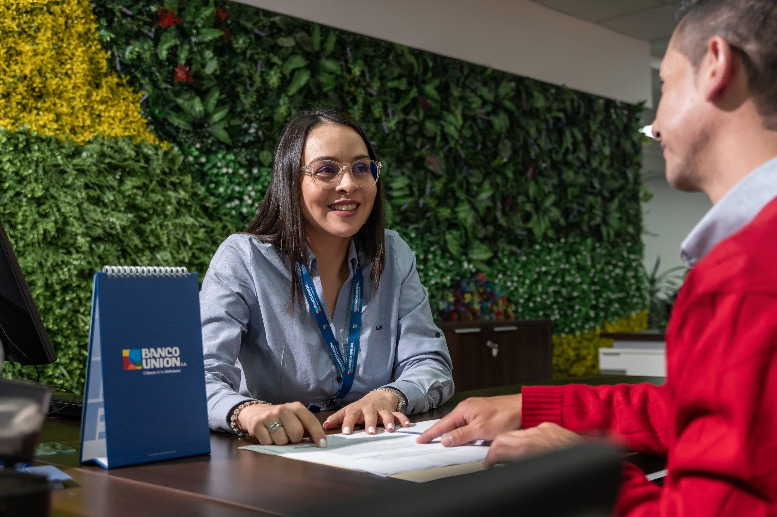 Funcionarias del Banco Unión en la plataforma de Atención al Cliente. Foto: Banco Unión