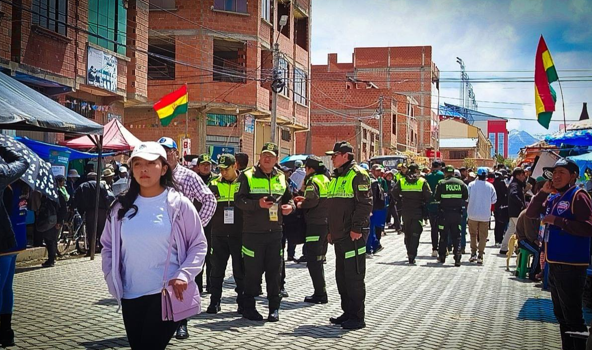 Policia Boliviana despliega efectivos en el partido de las eliminatorias mundialistas de Bolivia Vs. Uruguay. Foto: Comando El Alto