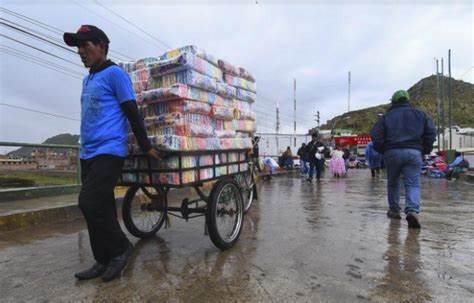 Traslado de productos en carritos por la frontera Bolivia - Perú, en La Paz. Foto: RRSS