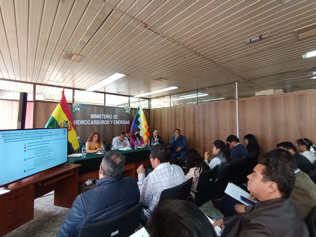 Más de un centenar de empresas privadas participan de la capacitación para importar combustibles