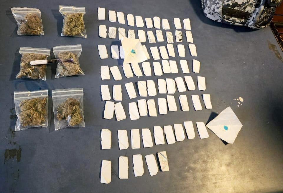 Sustancia controladas identificadas en la mochila de la sospechosa. Foto: Felcn