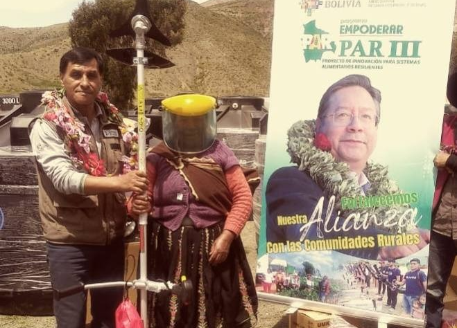 Entrega de desbrozadoras y otros implementos a productores de papa en Tacopaya, Cochabamba. Foto: Programa Empoderar