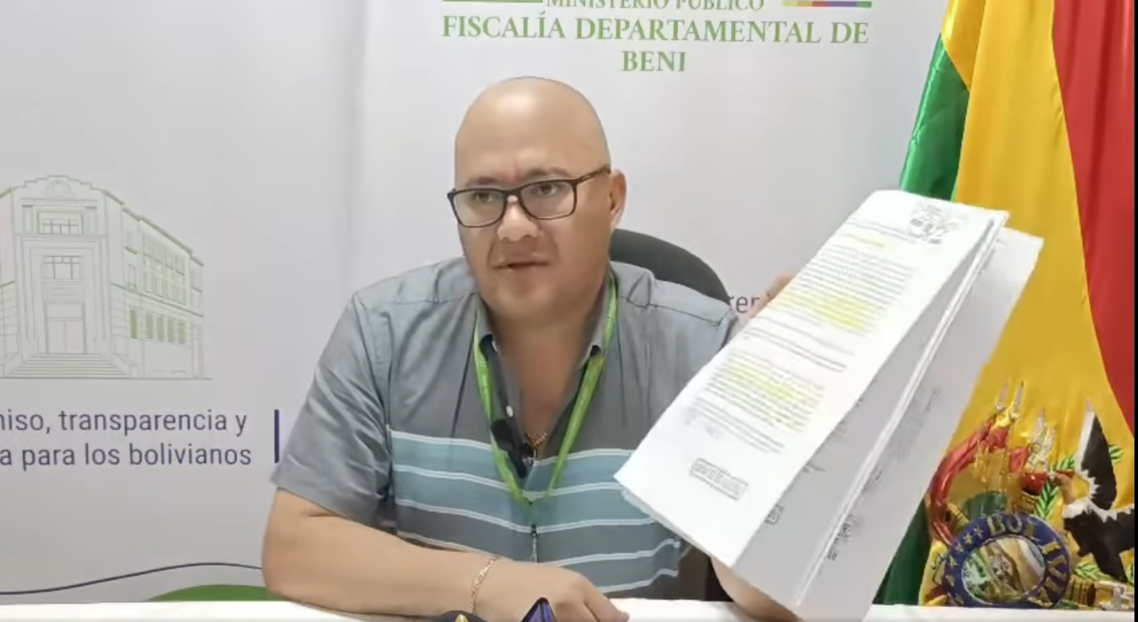 Fiscal departamental de Beni, Gerardo Balderas con documentos de prueba del caso. Captura: Golochtel Tv