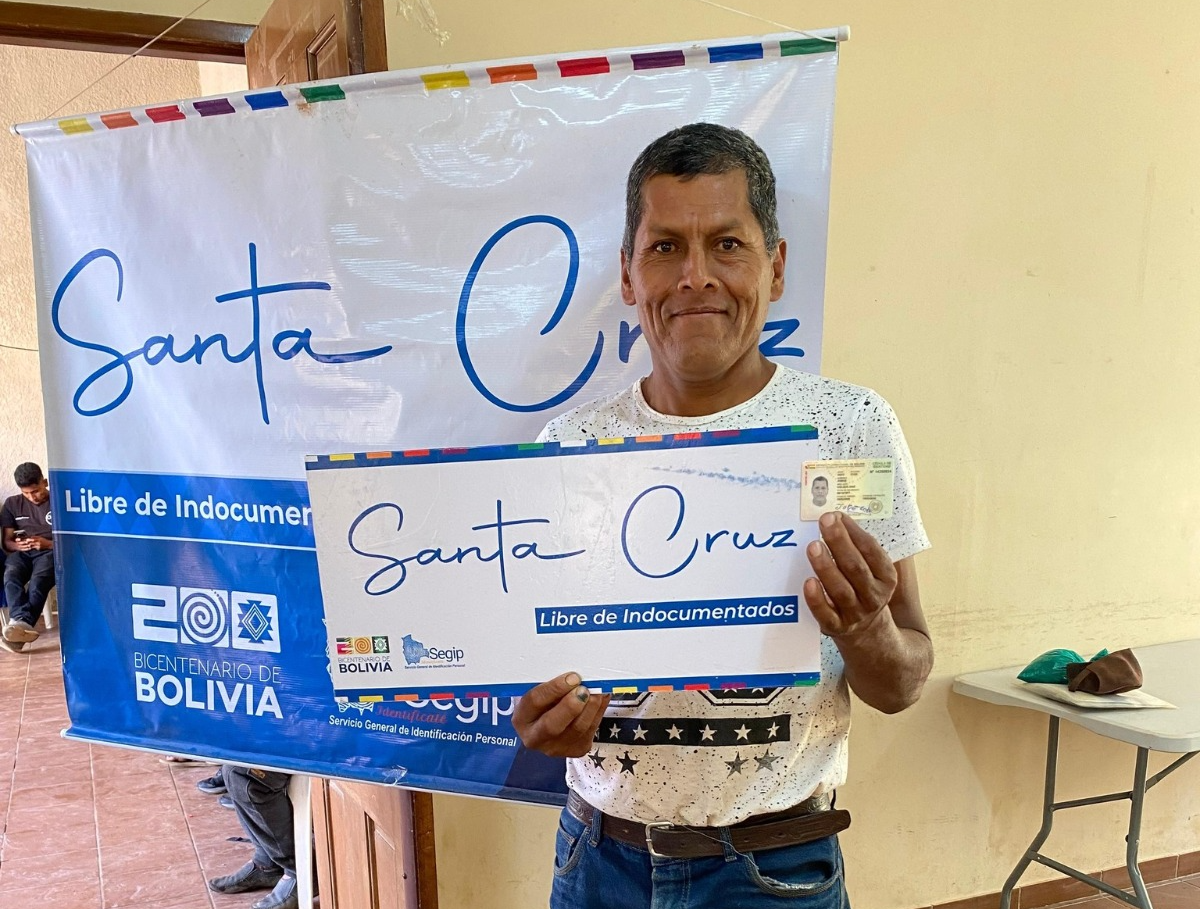 Ciudadano con su cédula de identidad en Santa Cruz. Foto: Segip