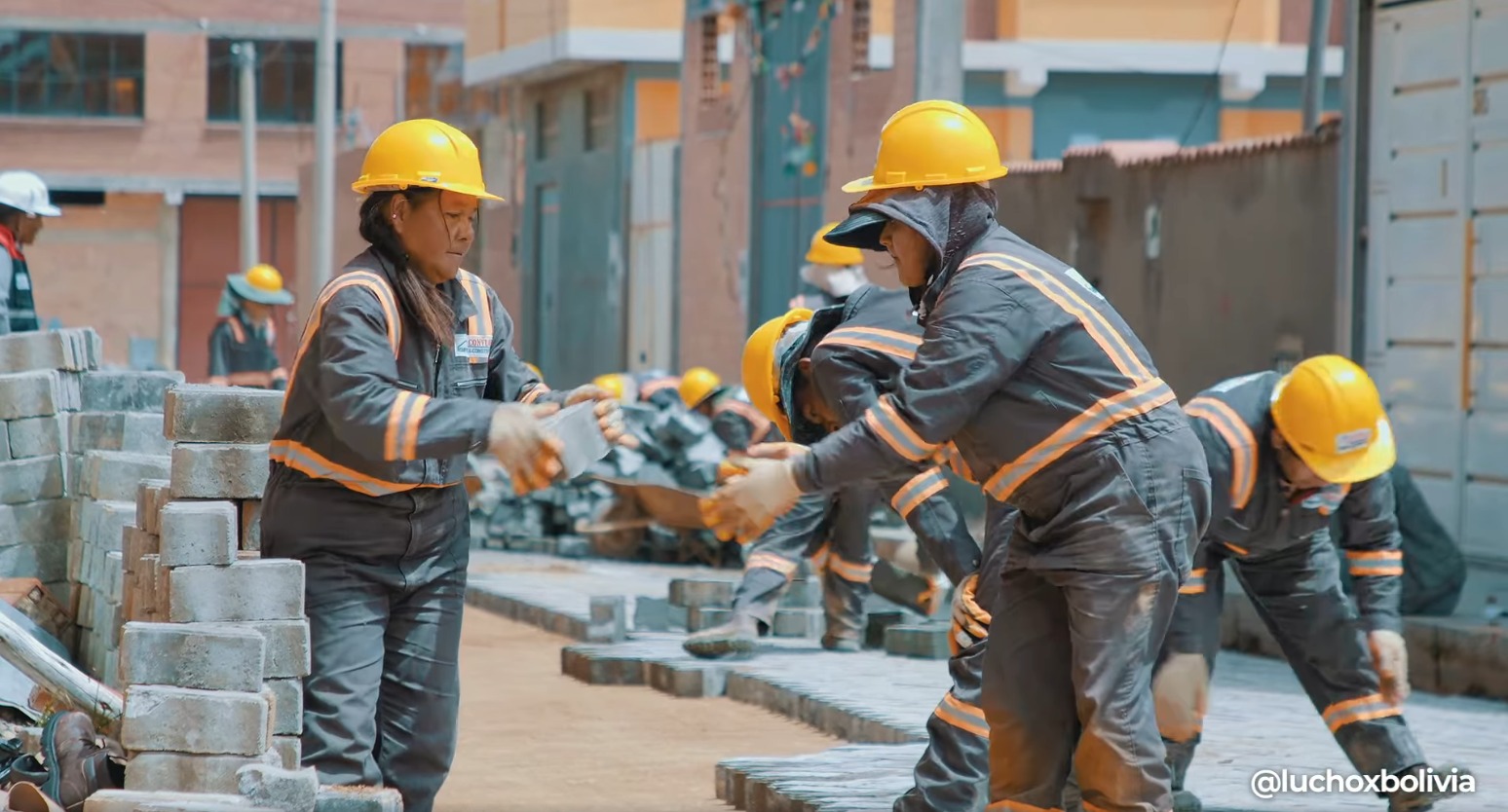 Destacan programa de enlosetado que transforma calles y avenidas de El Alto en busca de empoderar a las mujeres