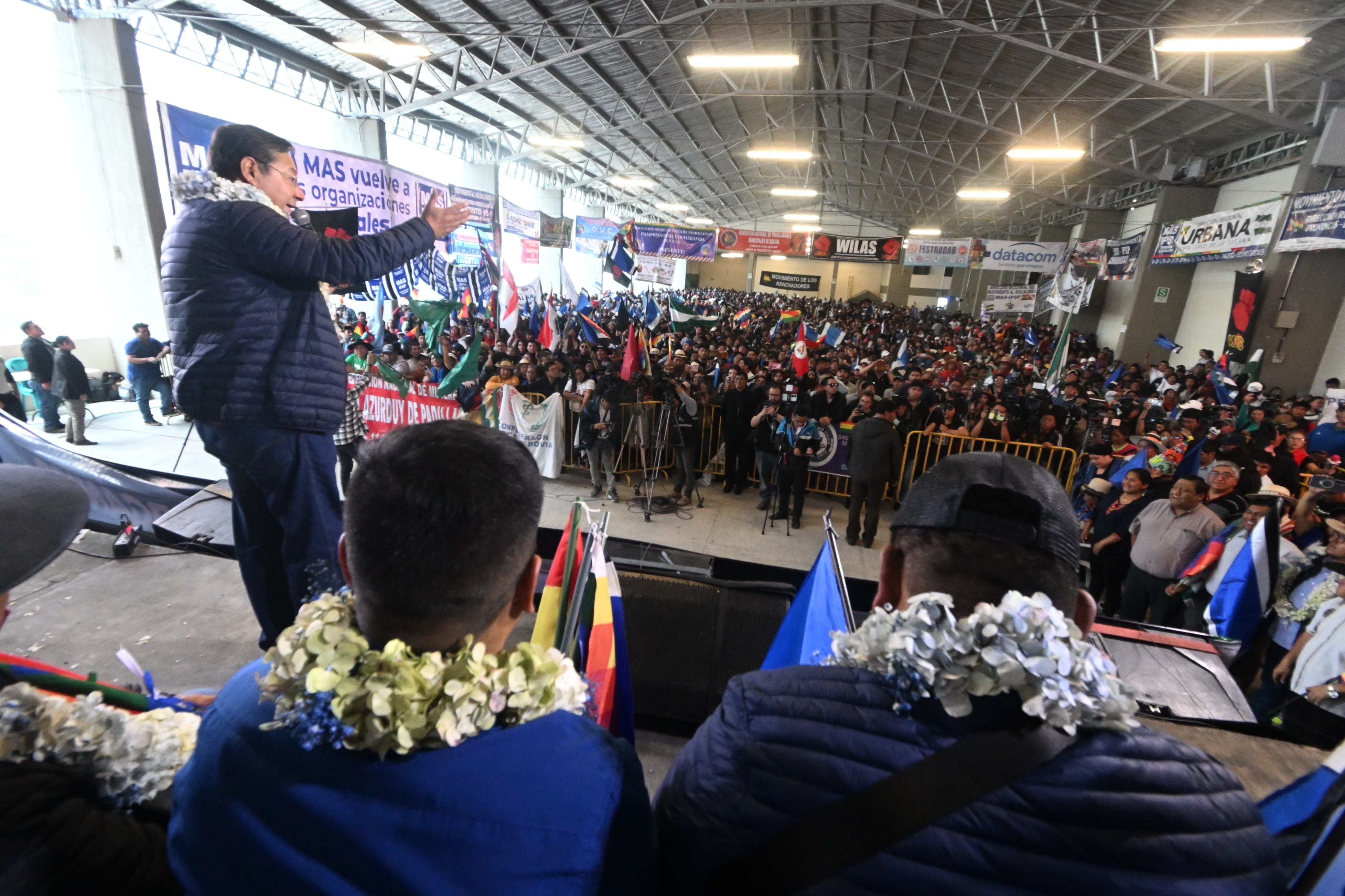 Arce defiende el modelo económico y asegura que Bolivia producirá cerca del 80% de su demanda de combustible