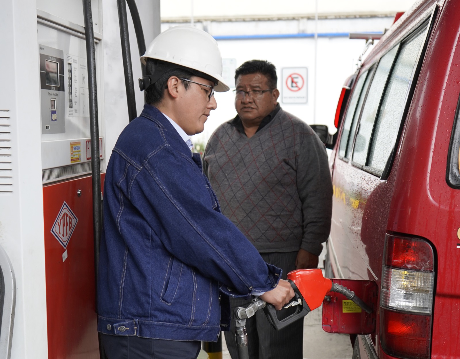 Persona cargando combustible a un vehículo de trasporte público. Foto: YPFB