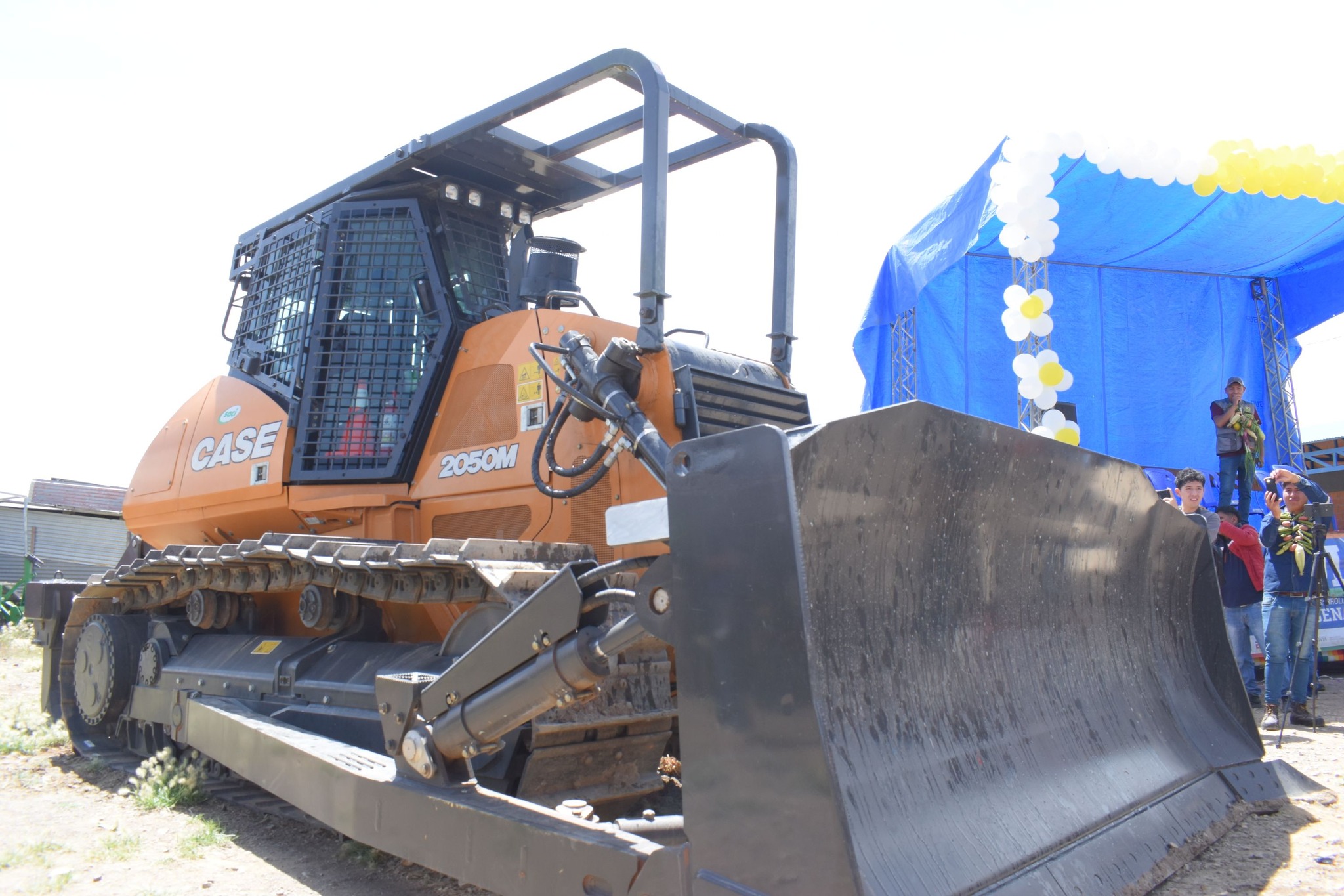 Tractor Orugas D6T entregado en beneficio de 5 comunidades del municipio de San Lucas en Chuquisaca. Foto: FDI