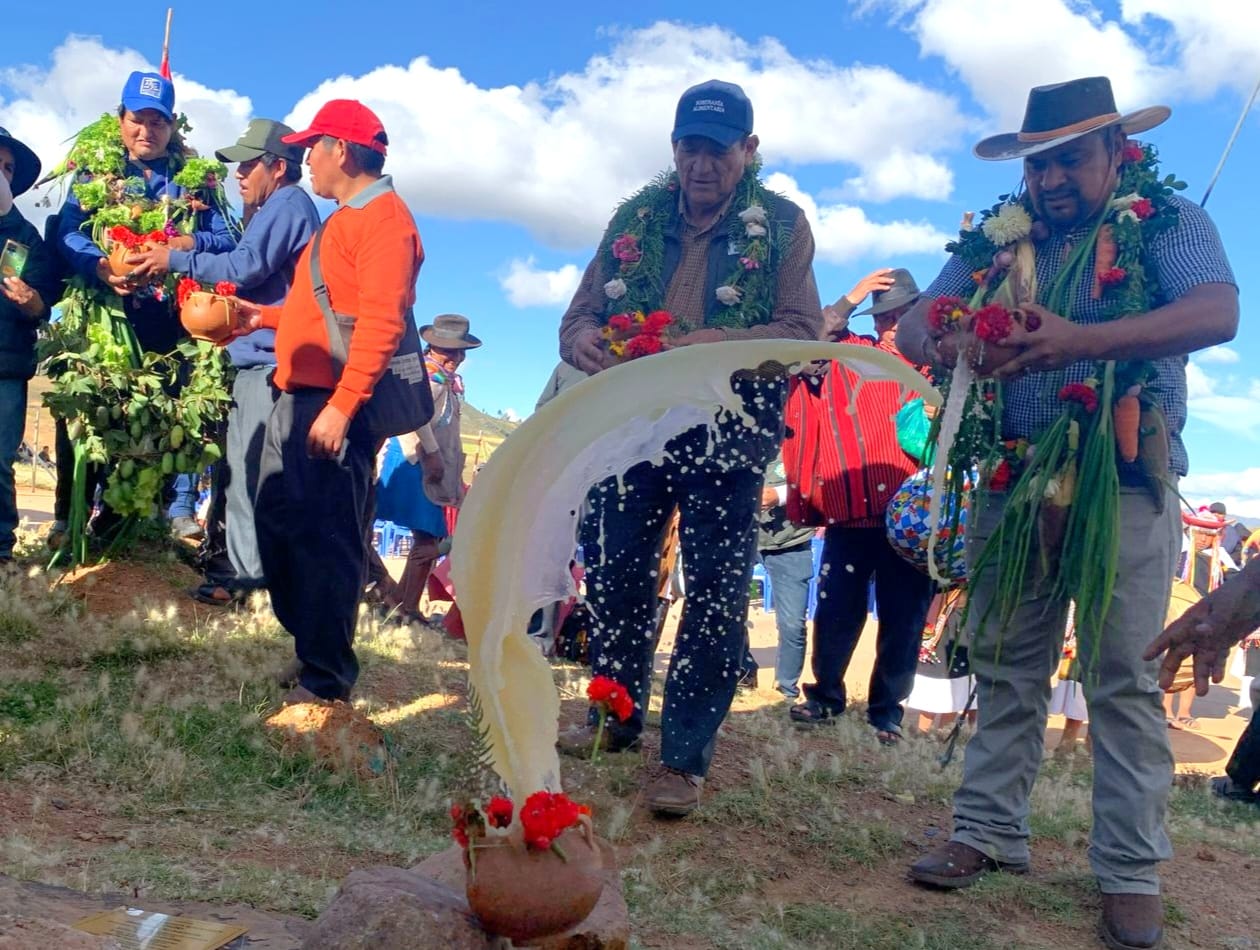 Mejoramiento de camino en Yamparáez fortalecerá la producción de alimentos y ganado