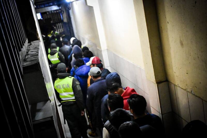 En El Alto operativo deja 122 arrestados y clausura bares clandestinos
