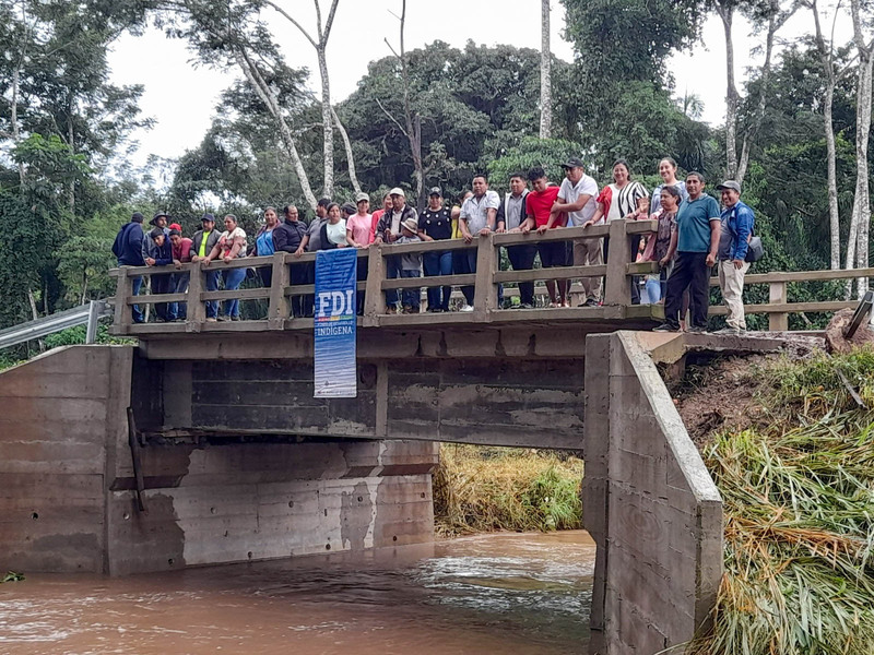 En Santa Cruz entregan tres puentes y maquinaria para construir 50 atajados