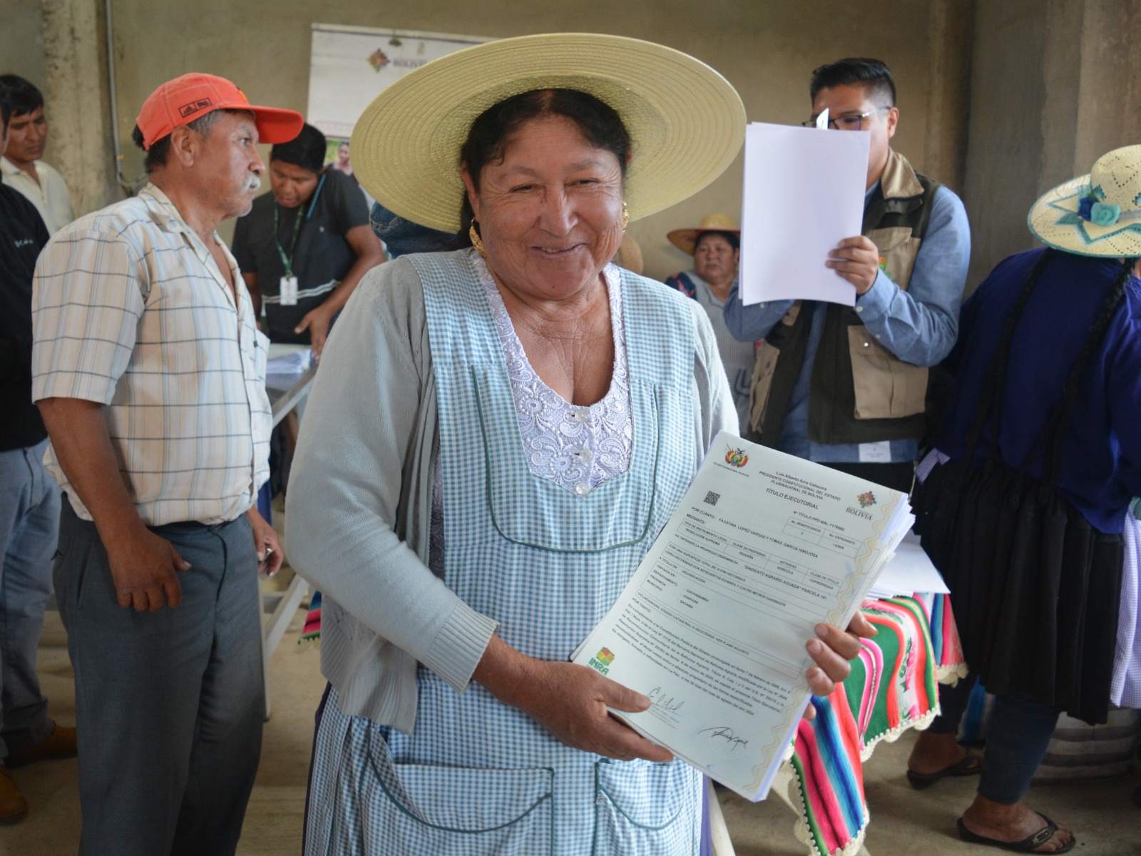 Entrega de títulos agrarios y certificados catastrales a productores del Sindicato Agrario Aguada en Sacaba, Cochabamba. Foto: INRA