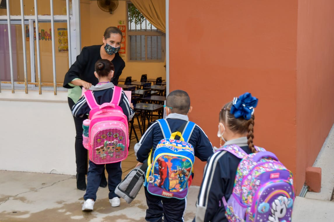 Estudiantes de nivel inicial con barbijos entrando a sus clases. Foto: RRSS