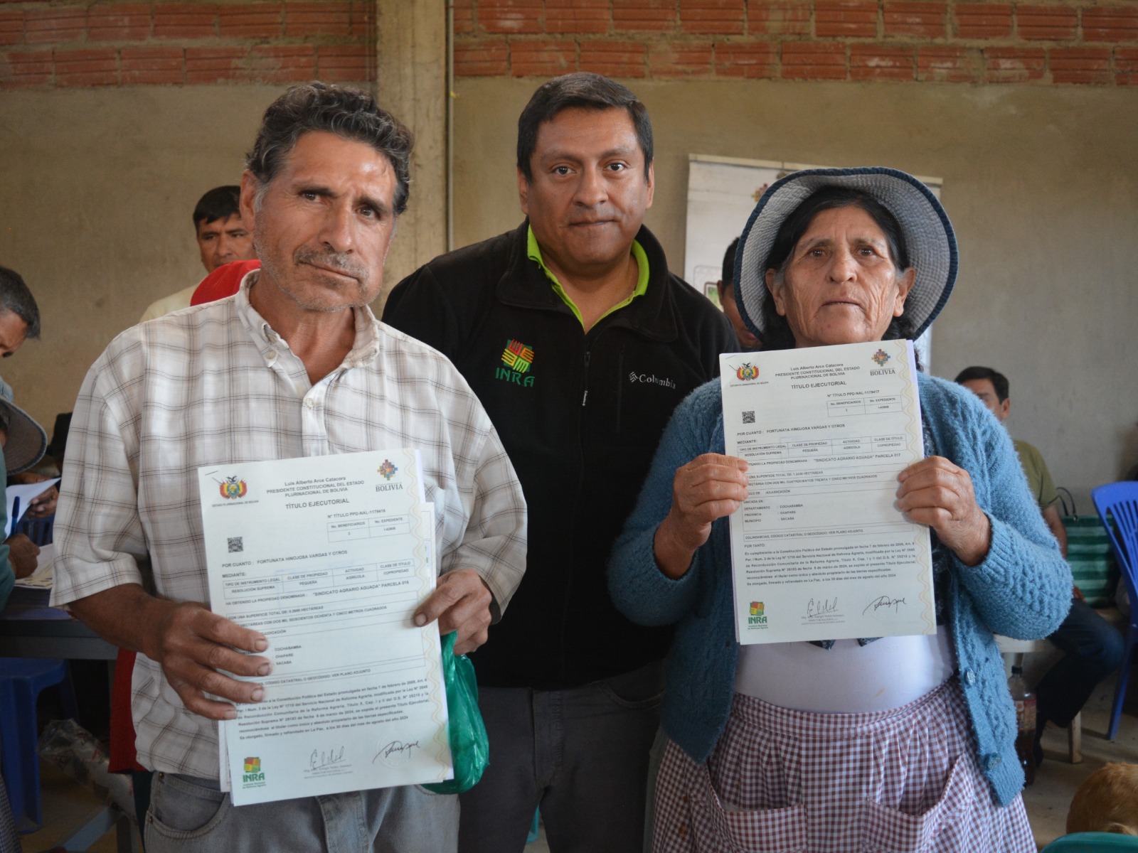 Entrega de títulos agrarios y certificados catastrales a productores del Sindicato Agrario Aguada en Sacaba, Cochabamba. Foto: INRA 