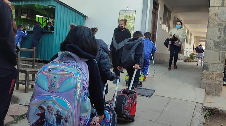 Educación deja a las regiones definir aplicación del horario de invierno ante bajas temperaturas