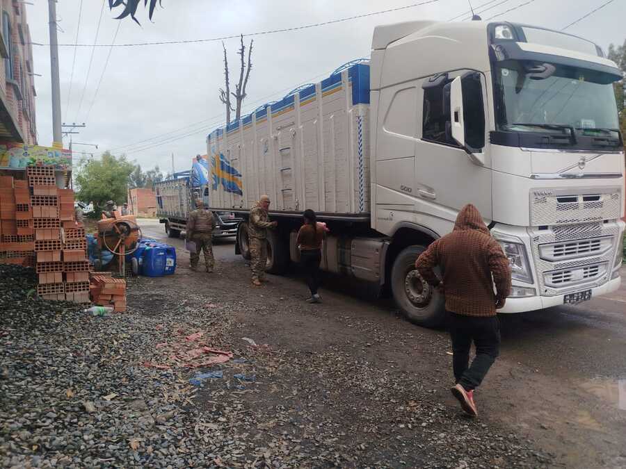 Militares incautan combustible en bidones ocultos en medio de ladrillos en un control en Chaguaya