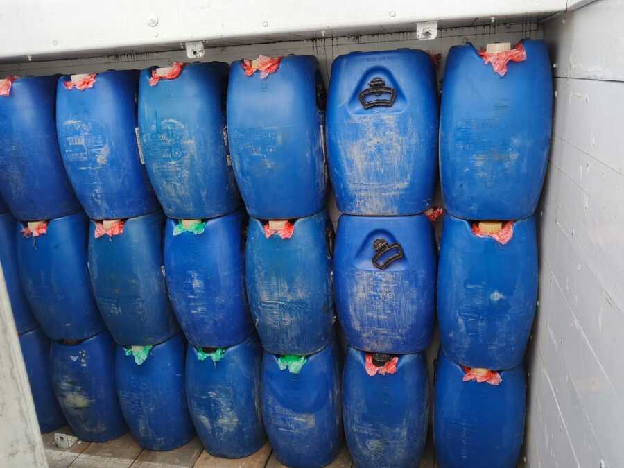 Militares incautan combustible en bidones ocultos en medio de ladrillos en un control en Chaguaya