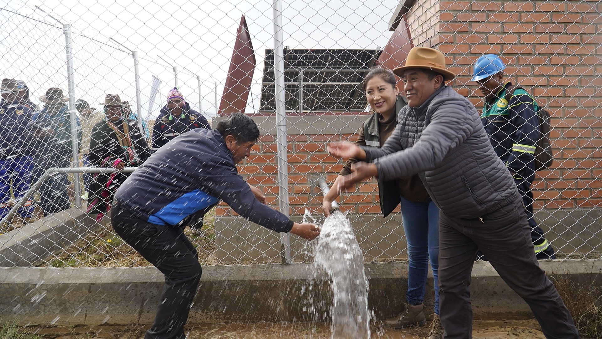Entrega de 4 sistemas de agua para fortalecer la producción y cría de ganado bovino en Colquencha. Foto: MDRyT