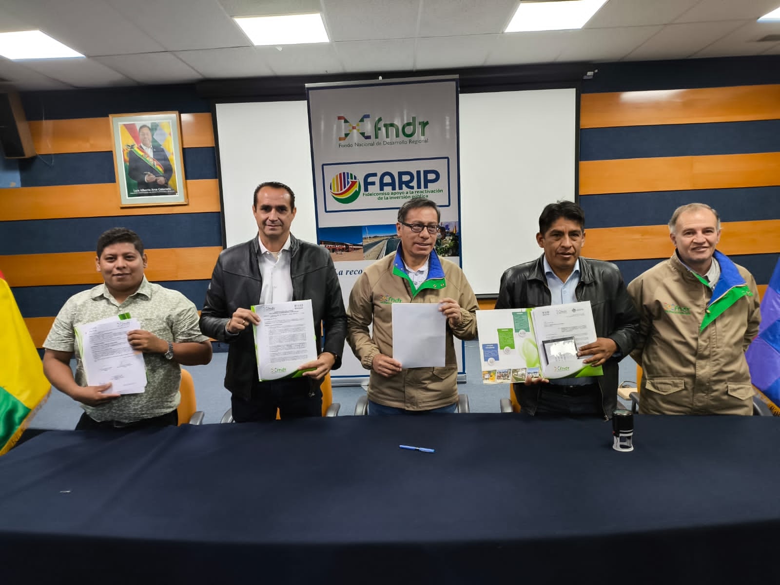 FNDR suscribe contratos de financiamiento para obra y equipamiento con los municipios de Caranavi, Magdalena y San Juan. Foto: FNDR