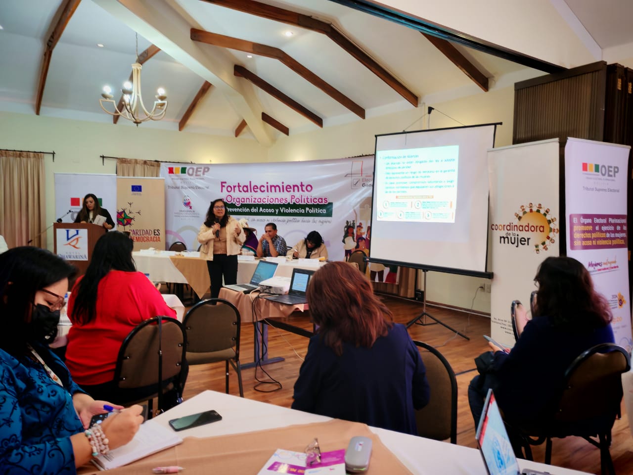 TSE llevó adelante el “Encuentro Nacional para el Fortalecimiento del Enfoque de Género en las Elecciones Generales 2025”, en Sucre. Foto: Coordinadora de la Mujer