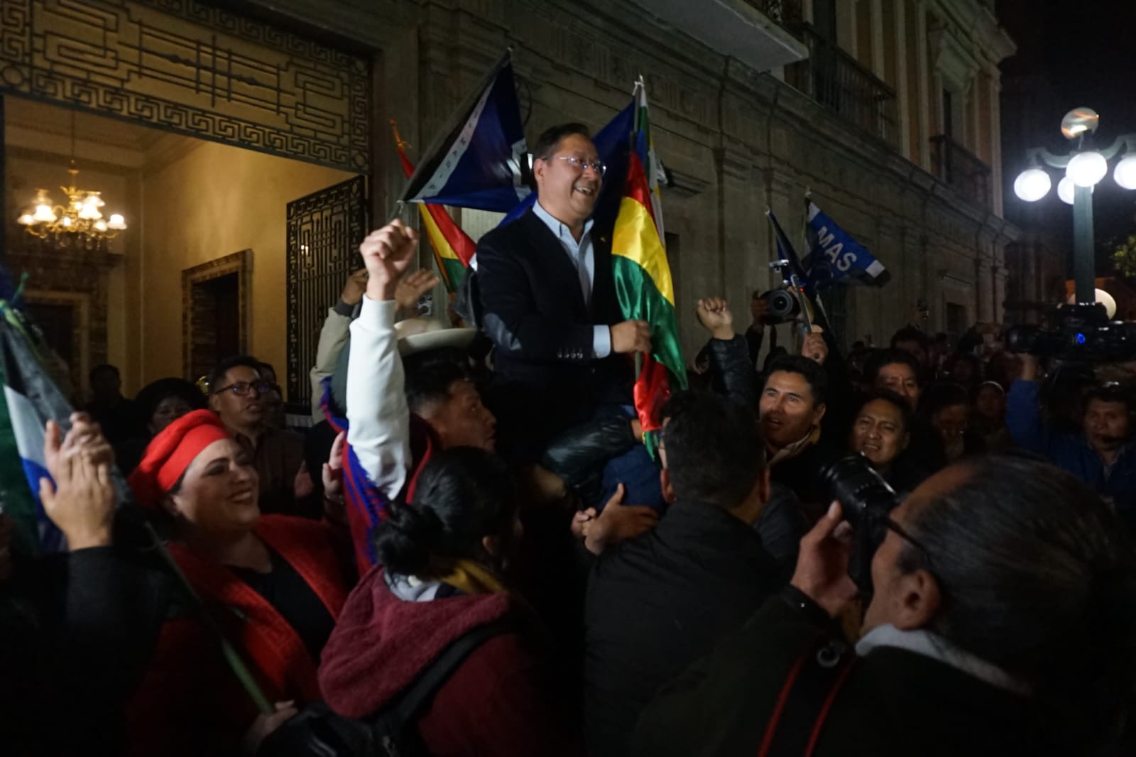 Arce es alzado en hombros y respaldado en su decisión de declinar su candidatura