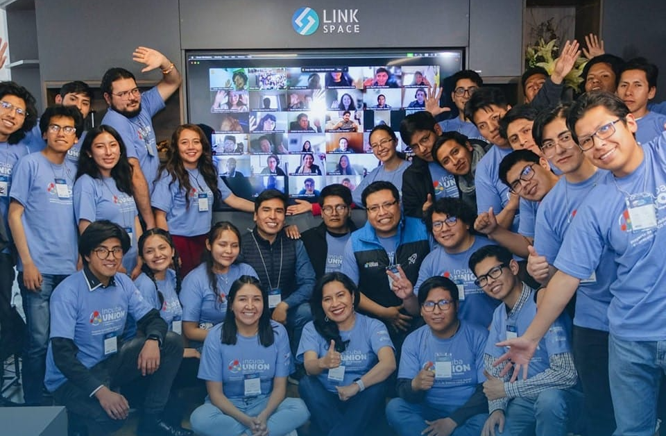 Parte de los jóvenes que participaron de la primera versión del "IncubaUnión Tecnológico". Foto: Banco Unión