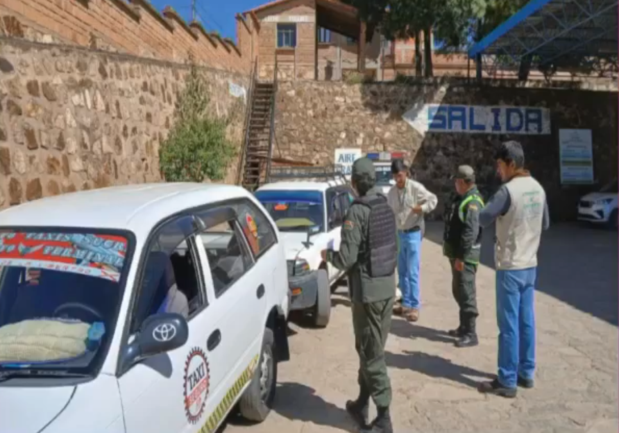 Secuestran cinco vehículos por carga irregular de combustibles en Sucre