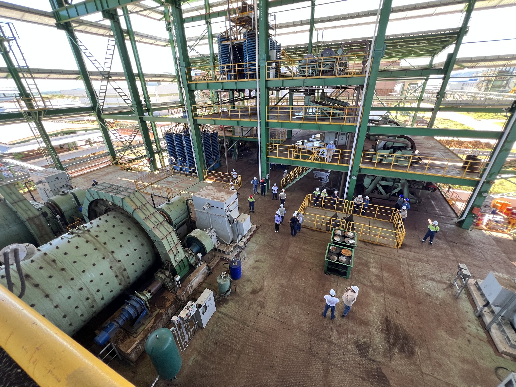 Visita técnica de autoridades y comités cívicos constata funcionamiento del Complejo Siderúrgico del Mutún