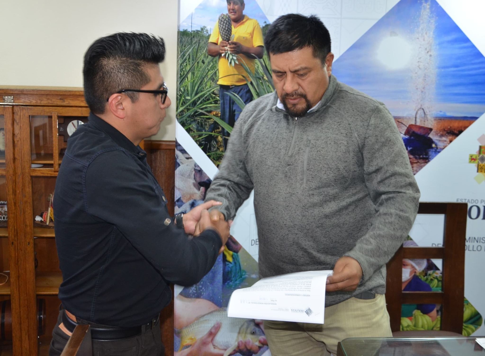 Designación de Eddy Nelson Pomar Blanco, como director de Fonadin por el ministro Yamil Flores. Foto: Fonadin