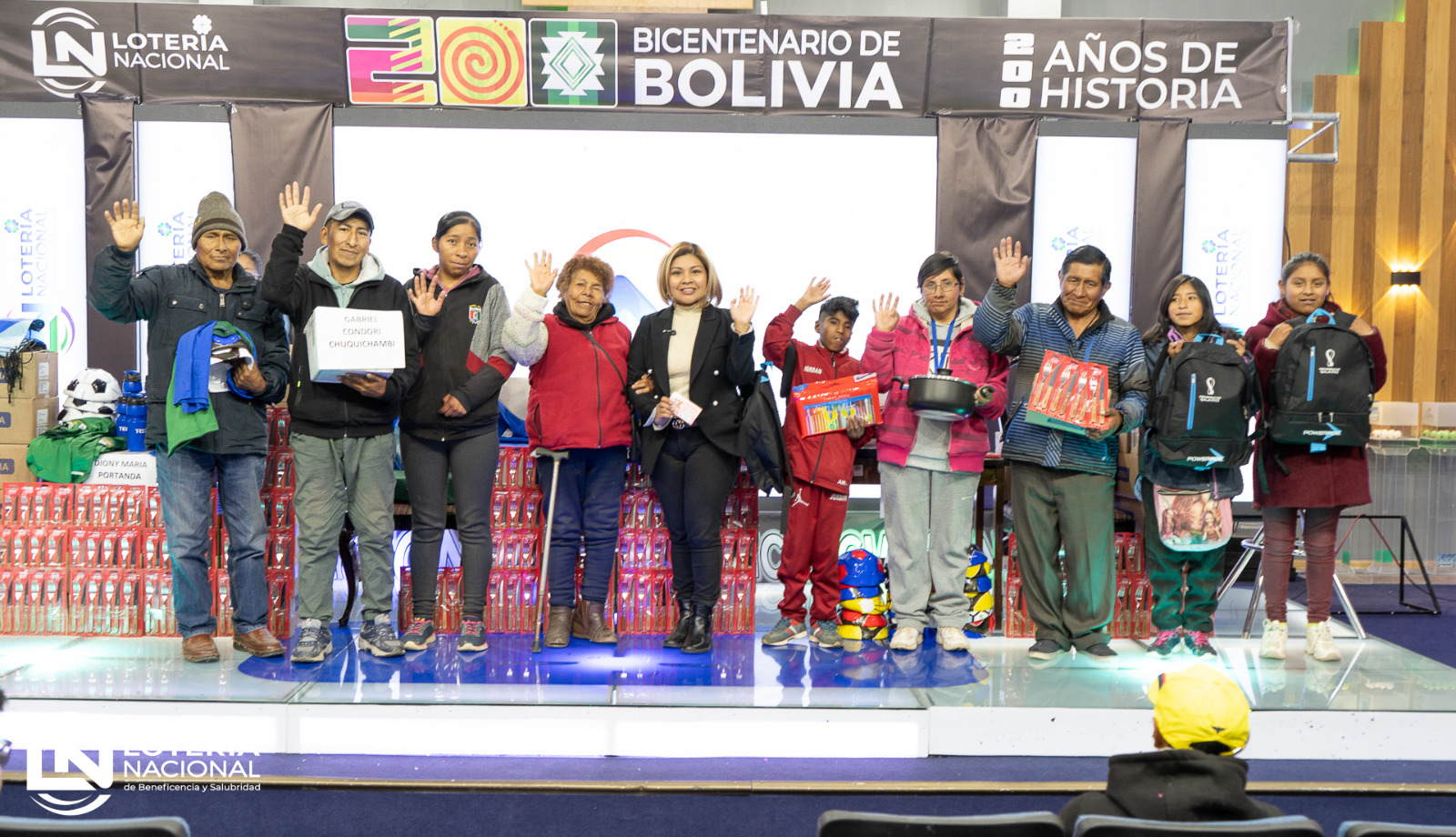 Familias beneficiadas con ayuda de la Lotería Nacional. Foto: Lonabol