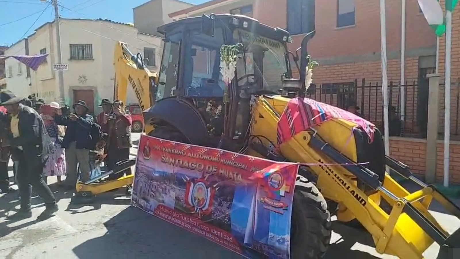 Retroexcabadora entregada al gobierno municipal de Santiago de Huata. Captura: FDI