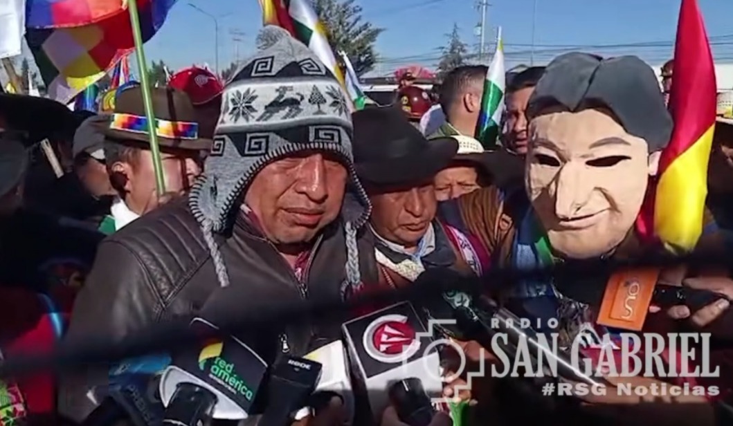 Ponciano Santos aparece en marcha evista y desafía a la Policía a aprehenderlo