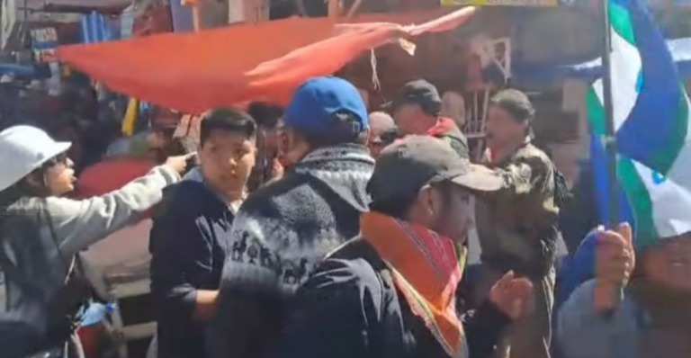 En La Paz rechazan marcha evista y movilizados agreden a transeúntes