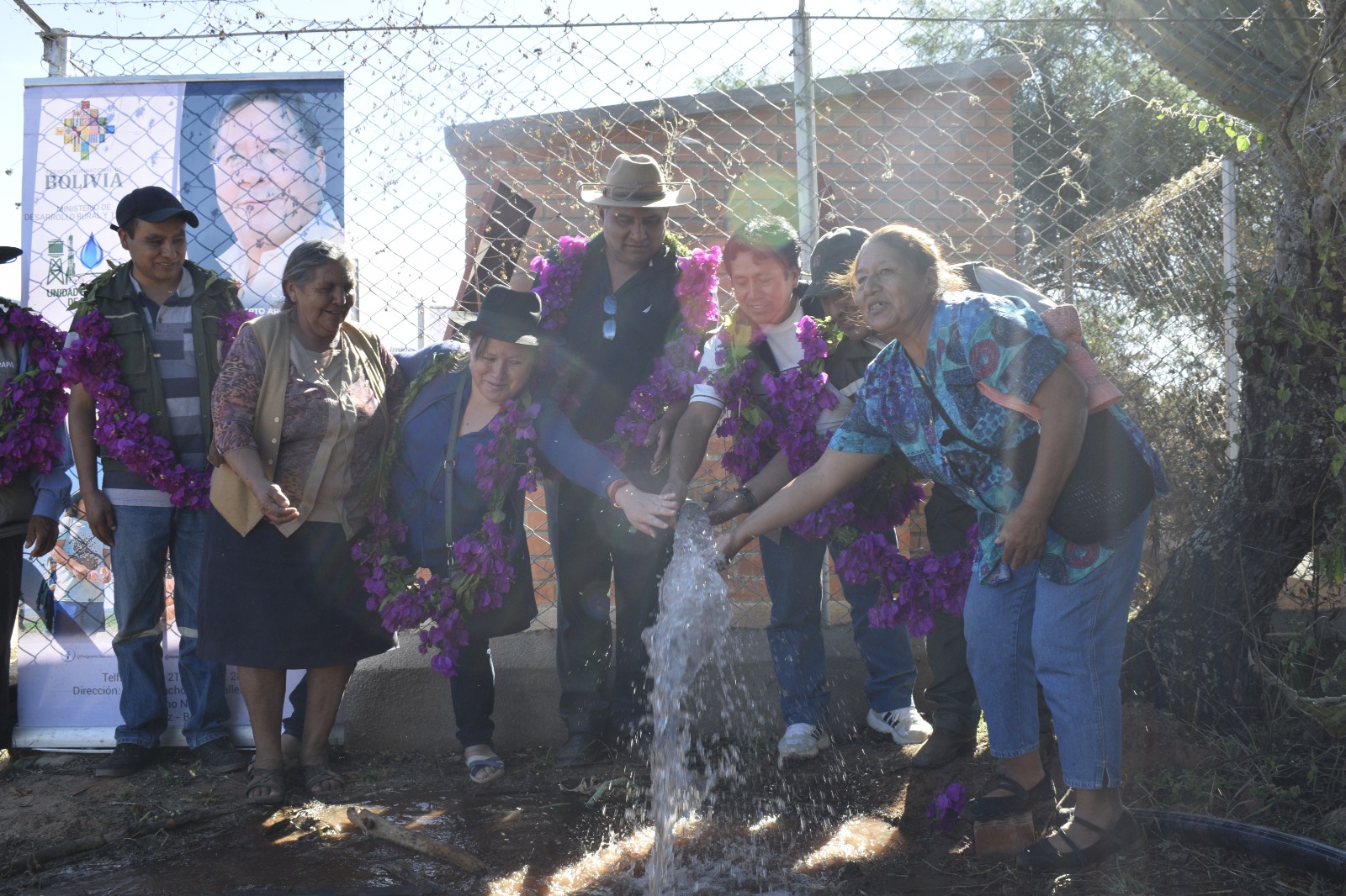 Inauguración del sistema de agua para beneficio de las familias productoras de Pasorapa, Cochabamba. Foto: Unidad Ejecutora de Pozos