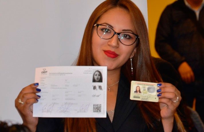 Ciudadana luego de rehabilitarse para votar en los próximos comicios de agosto. Foto: OEP