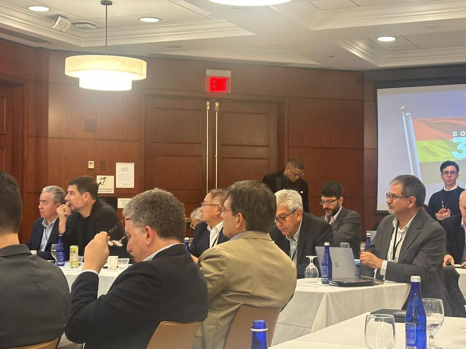 Empresario Claure reúne a candidatos presidenciales de derecha, Copa, empresarios, periodistas y analistas en EEUU