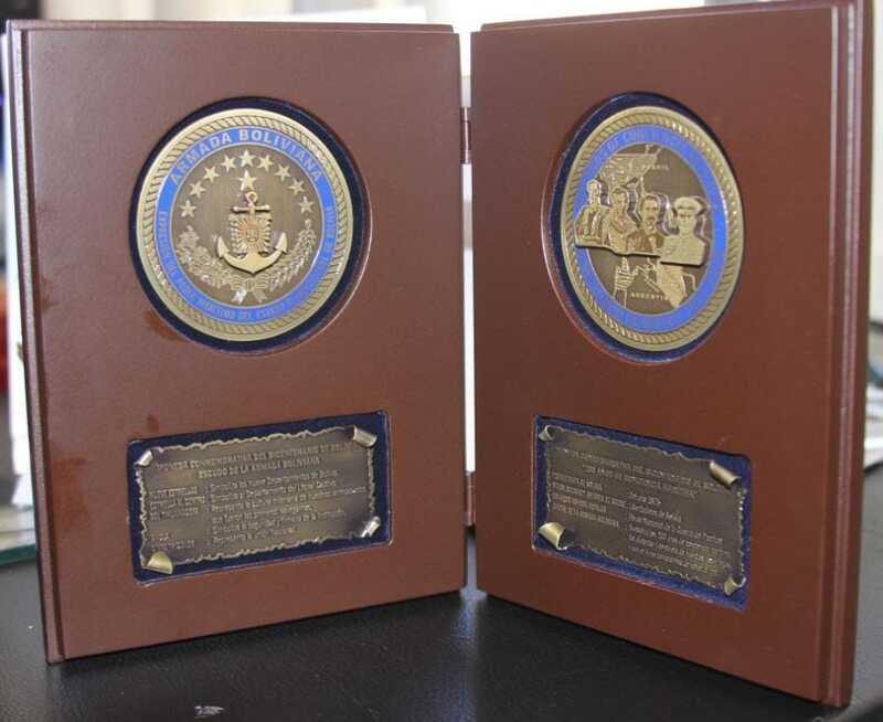 Armada entrega la moneda conmemorativa por los 200 años de conciencia marítima