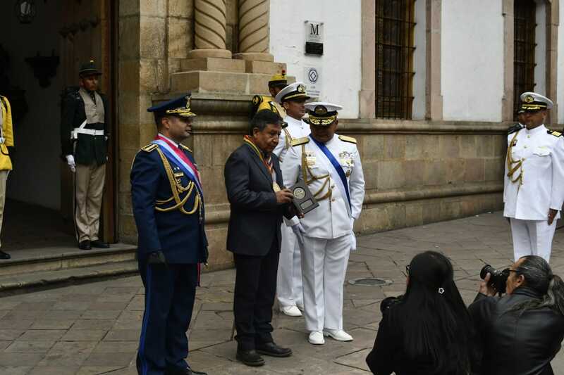 Armada entrega la moneda conmemorativa por los 200 años de conciencia marítima