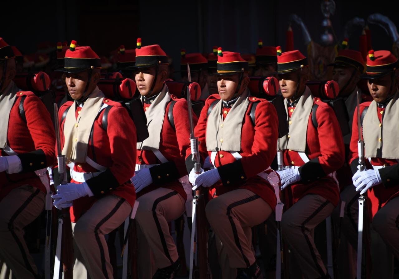 Arce rinde homenaje al Regimiento Colorados de Bolivia y llama a consolidar una segunda independencia rumbo al Bicentenario 