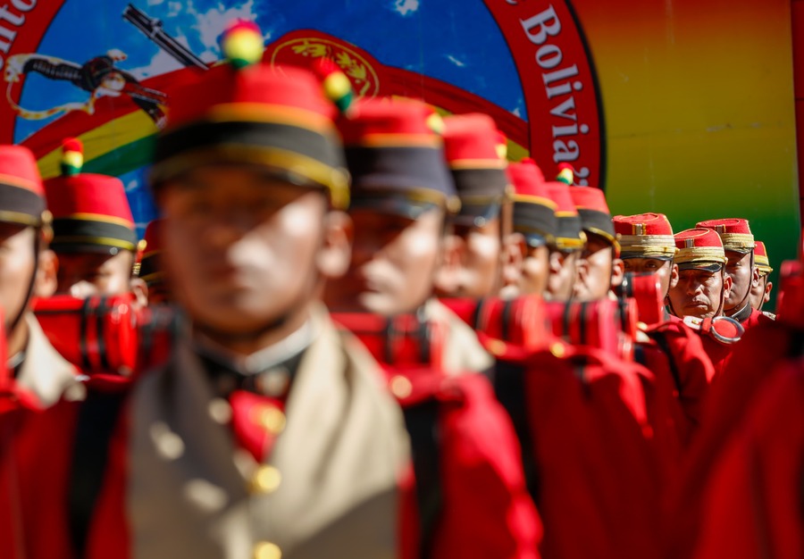 Arce rinde homenaje al Regimiento Colorados de Bolivia y llama a consolidar una segunda independencia rumbo al Bicentenario