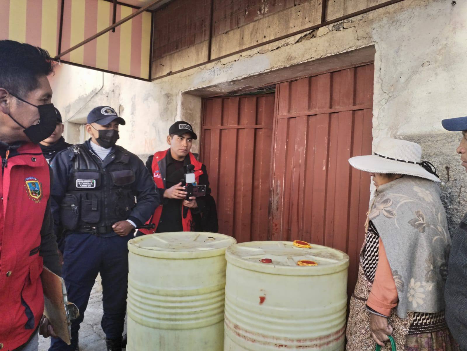 Operativos en El Alto detectan 35 turriles con aceite ocultos en diferentes centros de comercio