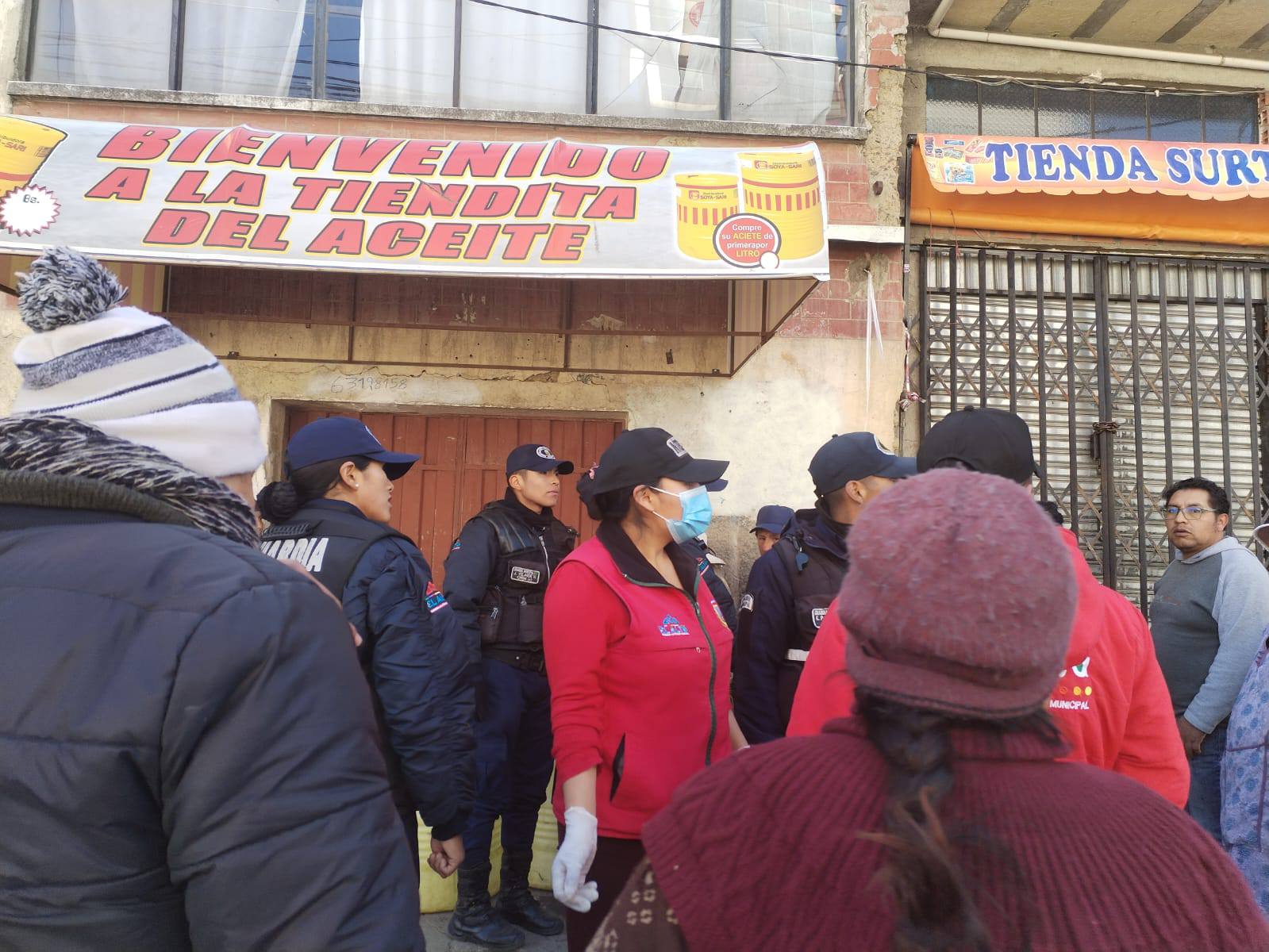 Operativos en El Alto detectan 35 turriles con aceite ocultos en diferentes centros de comercio