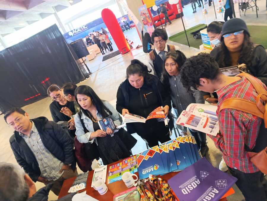 ADSIB expone las innovaciones digitales como la firma digital y dominio bo. en la Expoferia Telecom.bo