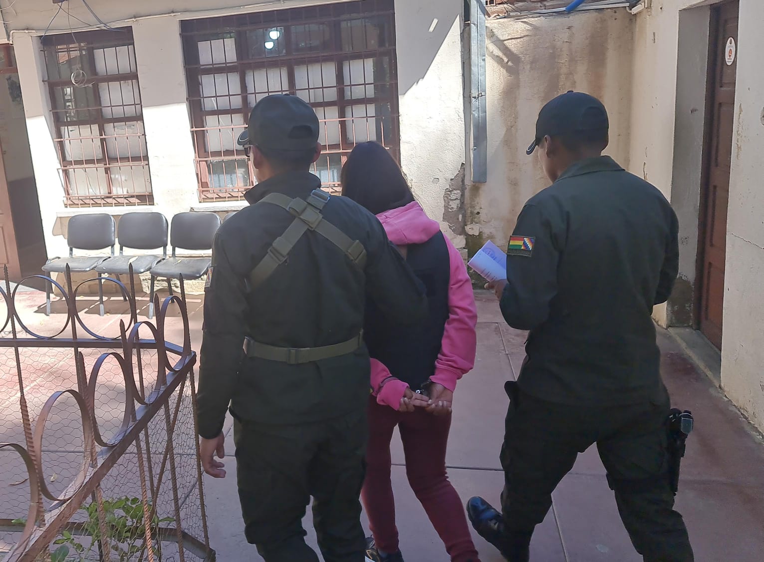Madre es condenada a tres años de trabajos comunitarios por golpear a su hija de cinco años con una manguera en Oruro